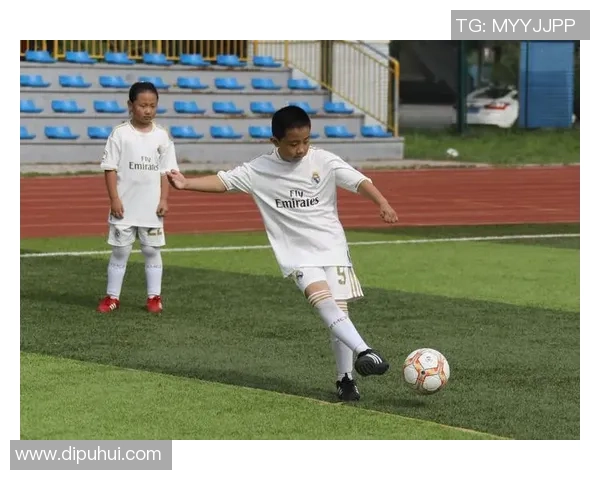 足球明星齐聚一堂精彩瞬间尽在竞猜图片中展现魅力与风采 足球明星齐聚一堂精彩瞬间尽在竞猜图片中展现魅力与风采