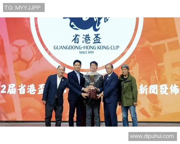 香港足球明星队霍启山携手球迷共创辉煌未来展现足球热情与团结精神 香港足球明星队霍启山携手球迷共创辉煌未来展现足球热情与团结精神